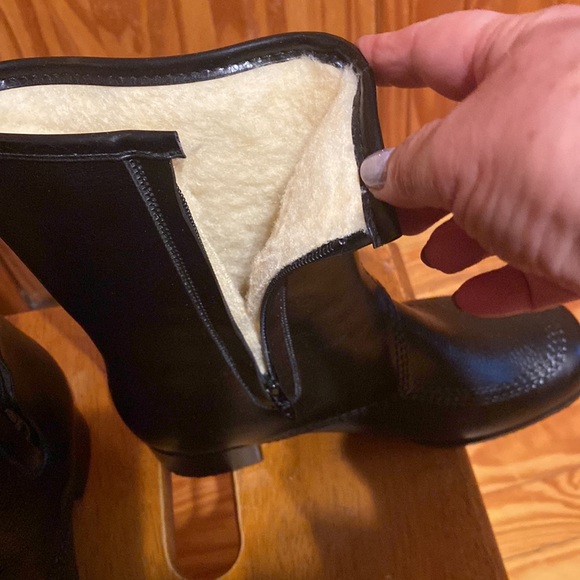Good for snow and waterproof zipper on the back and warm inside faux fur heel 3” - Picture 2 of 5